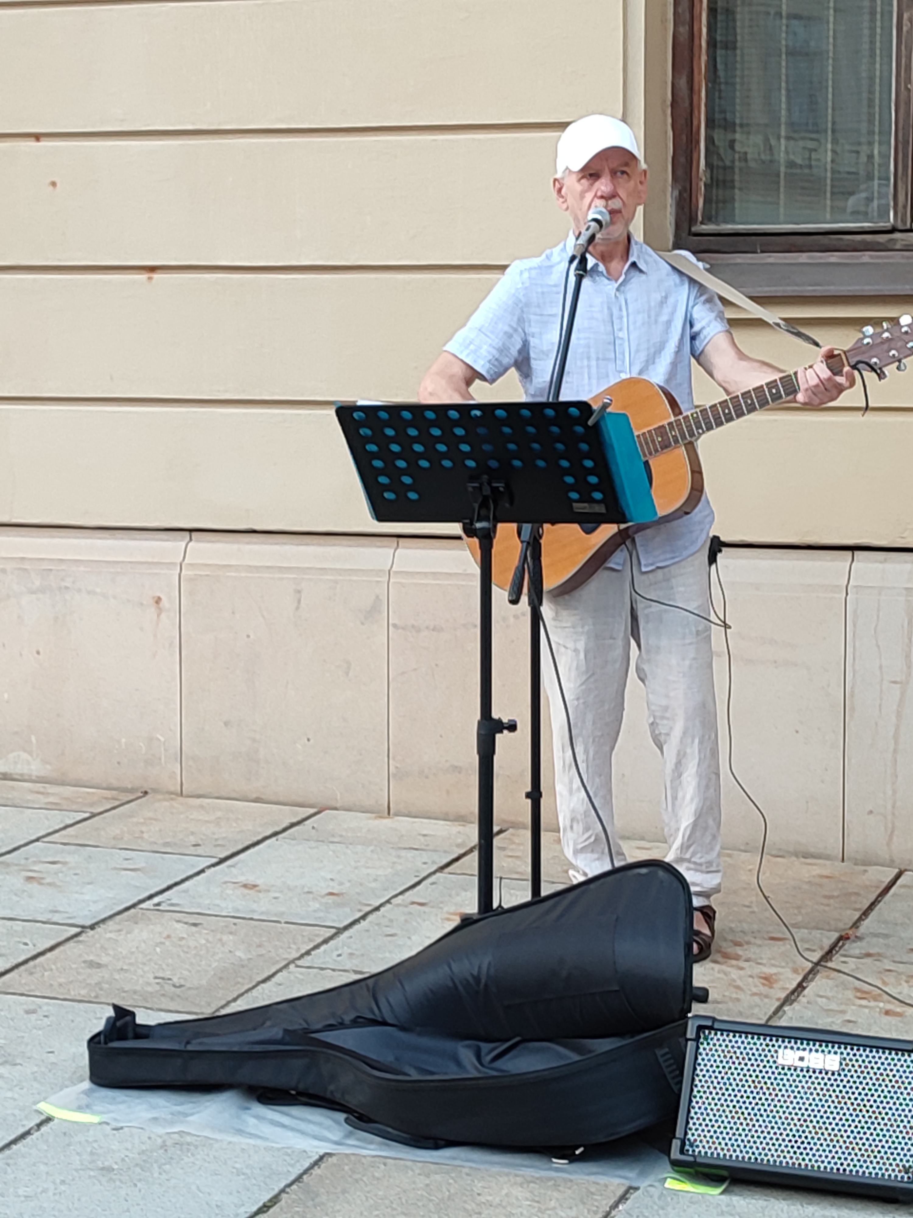 UnknownStreetMusicianHorniNamesti2023-07-23OlomoucCzechRepublic (5).jpg